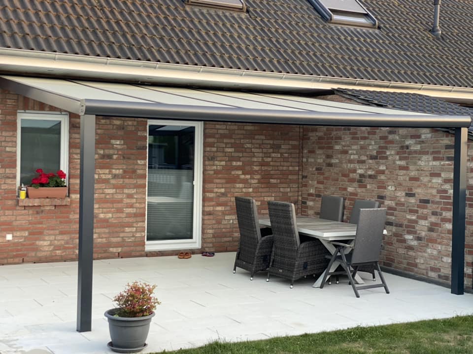 Moderne antraciet overkapping met polycarbonaatdak