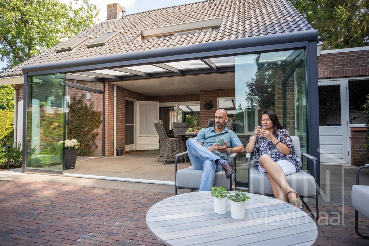 Een terrasoverkapping in mat antraciete kleur